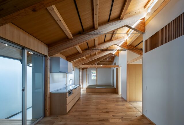 親世帯のLDK。天井は最大で約4ｍもの高さがあり、平屋なのに抜群の開放感。写真奥には寝転がったり床座でくつろいだりできる畳の小上がりがある