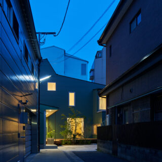 路地の先に垣間見える、小窓の明かりが灯った姿が愛らしい。「家に帰ってきた～」とうれしくなる瞬間
