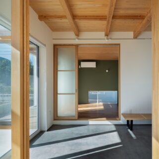 土間奥の洋室はご主人の部屋。帰りが遅いことが多いため、家族に迷惑をかけぬよう、離れのような形に。坪庭に面して地窓を設けここでも「和」テイストを演出。