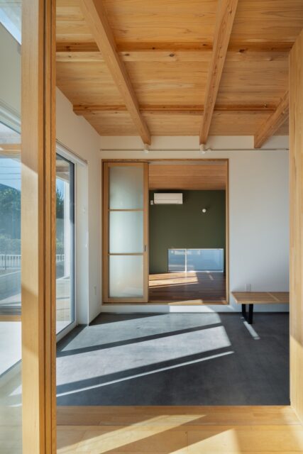 土間奥の洋室はご主人の部屋。帰りが遅いことが多いため、家族に迷惑をかけぬよう、離れのような形に。坪庭に面して地窓を設けここでも「和」テイストを演出。