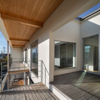 ２階に設けたインナーバルコニーは、天井がくり抜かれた天空の吹き抜け。光を導くだけでなく、洗濯を干したり、植物を飾ったり、ハンモックで寛ぎのひと時を過ごすなど、多彩な使い方が可能。