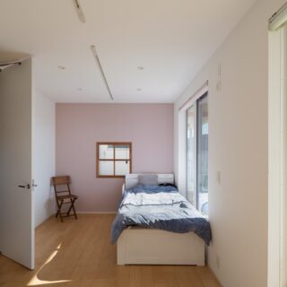双子のお姉ちゃんたちの個室は左右対称に。将来は壁を設け２分割できるようドアも２つ設けた。