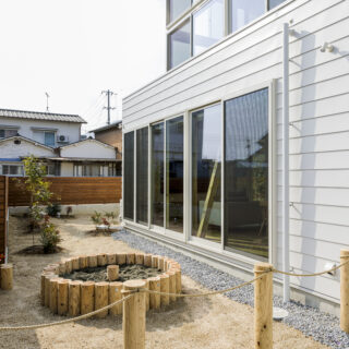 東側外部。道路から見える風景は公園をイメージ。ポールとロープを使い、「強すぎない、シグナルサインのような感じ」で外部と仕切った。砂場があったり、庭に高低差があったりと遊び場としてもこの上ない環境が整っている。高低差によって、植栽の高さにも変化が生まれる