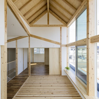 2階書斎の格子床部分から奥の子ども部屋を見る。三角屋根の連なりを実現した梁のラインが複雑で美しい
