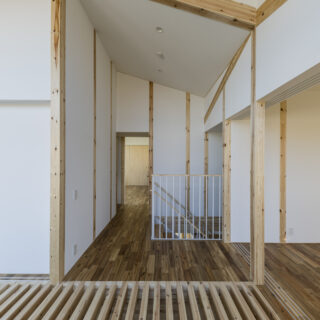 2階、格子床から子ども部屋（右）夫妻の寝室（中奥）書斎（左）を見る。子ども部屋(子ども室)の仕切りは引き戸とした。全部を寄せることもでき、どう閉じるか、どの程度閉じるかを調節できる。また子ども室はL字型に計画。2人のお子さまがどのように使うのか、自由度を持たせた