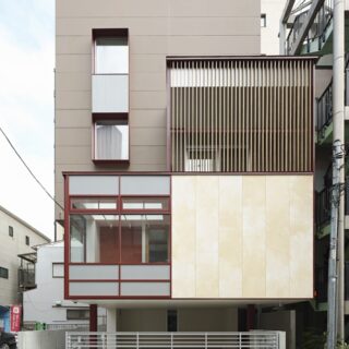 外観。異なる素材や色を組み合わせ、さらにアルミサッシなど既製品の使用を格子などで隠し意匠性を高めた