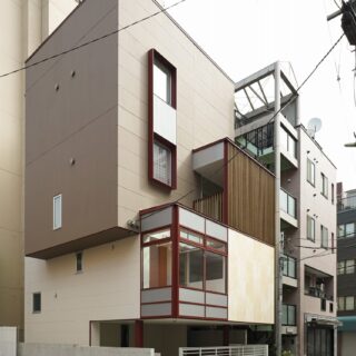 外観。ところどころ張り出させたりずらしたりし、2階、3階にも天窓を設けて採光を確保した