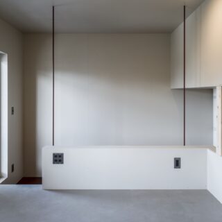 半階分ほど床が高くなっている主寝室。奥の手すりの先に階段がある。写真左は道路側のテラスへ出る掃き出し窓。春はこの窓から、向かいの公園の満開の桜を眺められる
