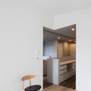 オーナー住戸２階リビングからキッチン方向。キッチンはフローリングの材も変わり、天井も低くなるなど、落ち着いたトーンに。キューブが変わると部屋のイメージも変わる。