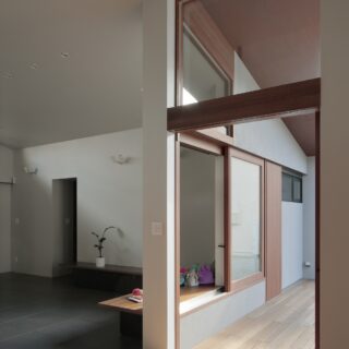 室内からテラスを見る。画面右奥の木製の引き戸は、外で汚れた際に中庭から浴室に直接入れるよう設けた