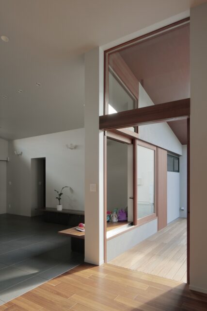 室内からテラスを見る。画面右奥の木製の引き戸は、外で汚れた際に中庭から浴室に直接入れるよう設けた