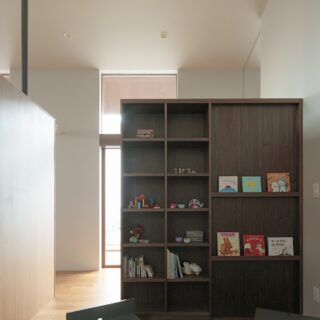 子ども室。リビングのベンチの一部は可動式の収納として使える。将来は2部屋に仕切れるよう設備を整えた