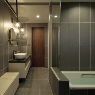 洗面脱衣室（左）と浴室（右）の間は、ご要望から仕切りを省いた。湿気対策を施し、快適さを確保