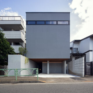 住む人のプライバシーを守るという意思を感じさせる閉じた外観。この家を訪れた人だけが、南側の伸びやかな空間を知ることができる。