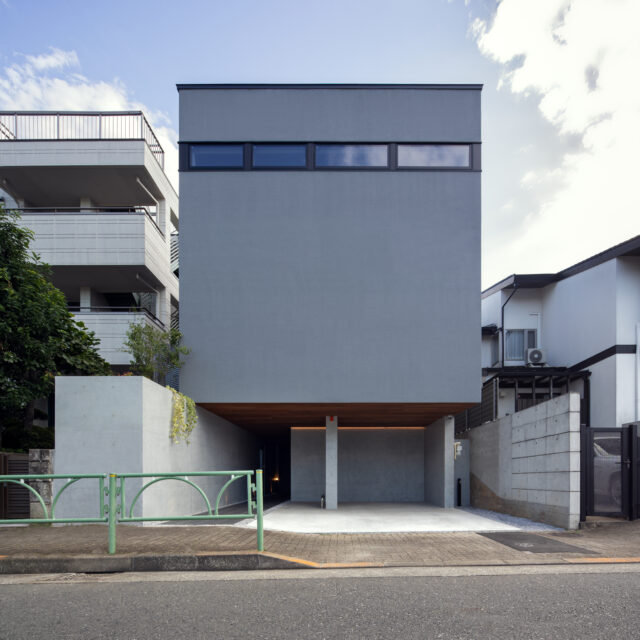 住む人のプライバシーを守るという意思を感じさせる閉じた外観。この家を訪れた人だけが、南側の伸びやかな空間を知ることができる。