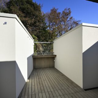 ルーフバルコニーは公園の樹々が間近に迫る気持ちの良い空間。BBQやプール、ハンモッハンモックなど、多彩な使い方ができ、生活に豊かさをもたらしてくれる