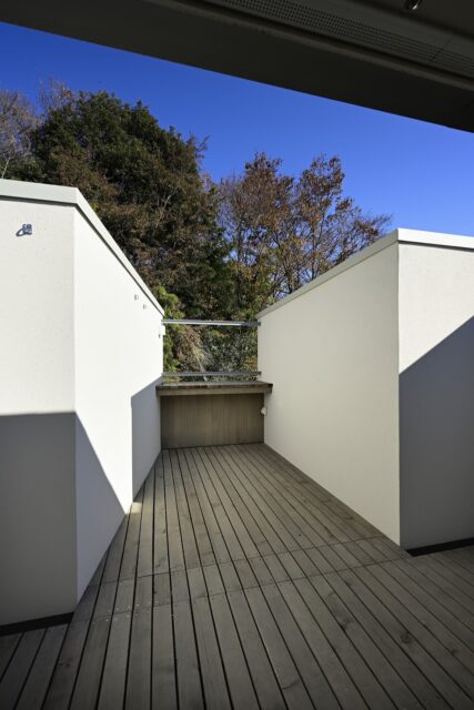 ルーフバルコニーは公園の樹々が間近に迫る気持ちの良い空間。BBQやプール、ハンモッハンモックなど、多彩な使い方ができ、生活に豊かさをもたらしてくれる