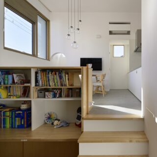 リビングの先にあるスタディーコーナー。子供たちが部屋に籠らず、リビングで勉強できる環境だ。デスクの足元には、スキップフロアの段差を利用した収納も