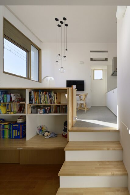 リビングの先にあるスタディーコーナー。子供たちが部屋に籠らず、リビングで勉強できる環境だ。デスクの足元には、スキップフロアの段差を利用した収納も