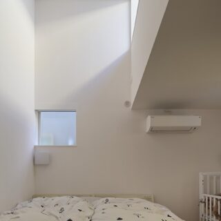 リビング脇にある子供部屋は、将来２分割できるようになっているという。上部や横などから光が差し込む