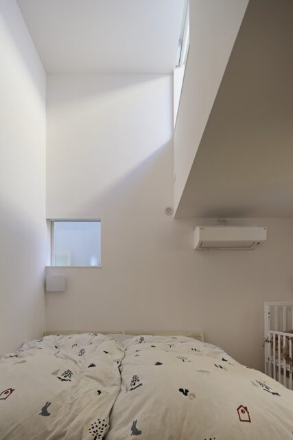 リビング脇にある子供部屋は、将来２分割できるようになっているという。上部や横などから光が差し込む