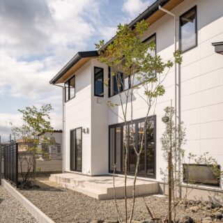 隣接地との境界には、一部だけ目隠しフェンスを設置。残りの部分は後日、ストーブ用の薪保管庫が設置された