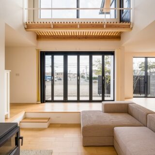 ピットリビングの上を吹き抜けとしたことにより、開放感を強く感じる。大開口の1階窓は、全開放が可能