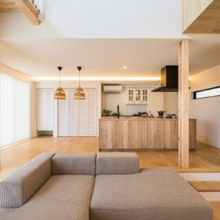 お施主様が自ら伐採式で切り出した南三陸杉は、キッチンとリビングの目立つ場所にあらわし柱として配置。自分が切った柱をいつも目にすることで、よりいっそう家への愛着が湧く