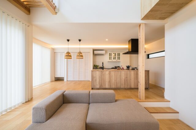 お施主様が自ら伐採式で切り出した南三陸杉は、キッチンとリビングの目立つ場所にあらわし柱として配置。自分が切った柱をいつも目にすることで、よりいっそう家への愛着が湧く