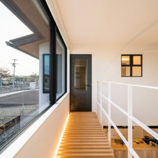 花火を見るためのキャットウォーク。窓下部の高さは、飲み物を置くことができるように設計。間接照明は、シンプルな内装にするため設置方法を工夫したという