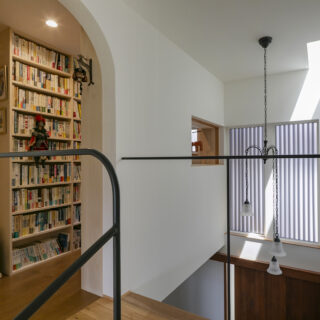最上階にある書庫は、まるで図書館のよう。高さを揃えて整理した蔵書がずらりと並ぶ。ずっとここに籠って読書していたくなる空間だ。