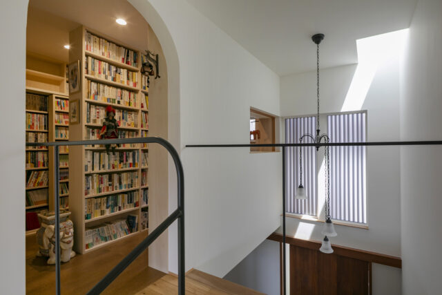 最上階にある書庫は、まるで図書館のよう。高さを揃えて整理した蔵書がずらりと並ぶ。ずっとここに籠って読書していたくなる空間だ。