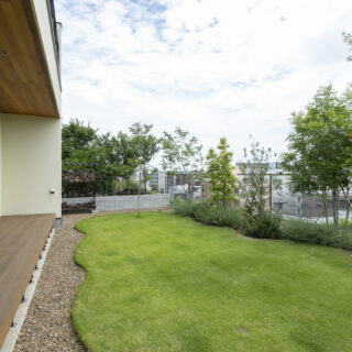 芝を張った庭の先には、ゆずや白樫、トリネコにフェイジョア、ヤマボウシにモミジなどが植えられ、四季折々で違った色合いに変わり、目を楽しませてくれる。珍しい鳥も訪れたのだとか。