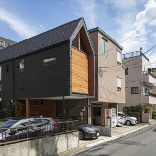 側面の外壁には屋根と同じ素材を採用。大きな建物ではないので、使用素材を少なくシンプルにした