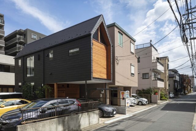 側面の外壁には屋根と同じ素材を採用。大きな建物ではないので、使用素材を少なくシンプルにした