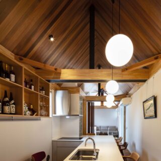 一番広い面積となる屋根を、リゾート感が出るよう最大限に活用。外壁と同じレッドシダーを採用した