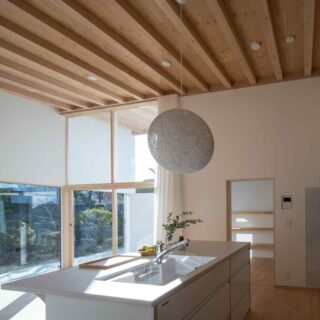 庭の景色を見ながら洗い物などが出来るキッチン。袖壁のおかげで、隣家からの視線は守られるが、光はしっかりと入ってくる。回遊動線で家事ラクも実現。
