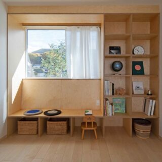 リビングに隣接した多目的室は、壁付けの本棚とベンチを設け、ちょっとしたお籠りスペースに。
