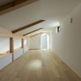 広々としたロフトは大容量の収納として大活躍。生活空間の床面積を減らさずに収納を確保できるのはうれしいポイント