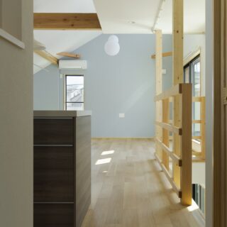 2階に上がるとキッチン脇の通路に出る。ここを少し進むと天井の高いリビング。突然の開放感にワクワクする