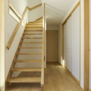壁で囲わない階段は吹き抜けのような効果を発揮。階段を介し、2階に入る明るい光が1階にも落ちてくる