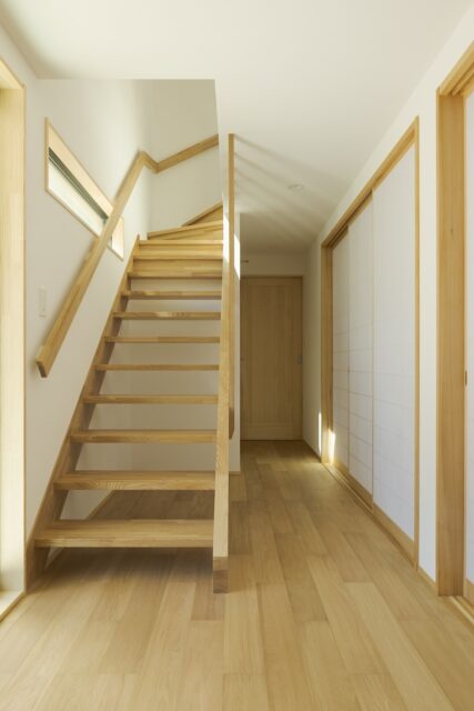 壁で囲わない階段は吹き抜けのような効果を発揮。階段を介し、2階に入る明るい光が1階にも落ちてくる