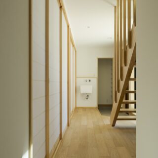 玄関ホールには帰宅後すぐに手洗いできる水場を設置（写真奥）。その右奥はシューズインクローゼット