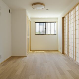 1階子ども室。親族が遊びに来た際、子ども同士で遊んだり泊まったりできるよう、広々とした空間を計画。また、Tさまファミリーに家族が増えたときのことも考え、中間で仕切ることもできる造りにしている