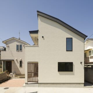 ナチュラルな色合いと木目調ルーバーが好相性。雨どいは北側に集め、道路側の見た目をすっきりさせた