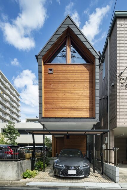 切妻屋根と三角窓が印象的な外観（正面）。リゾート感を出すため、レッドシダーを外壁に採用した