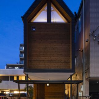 外観夕景。外構は照明も含めてセットで設計。玄関前に植栽を配し、リゾート空間への期待感を高める