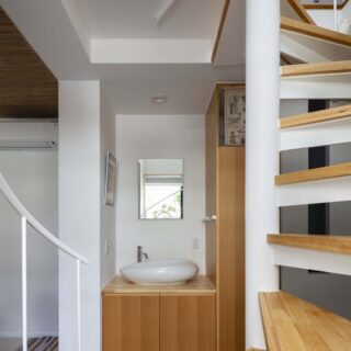 光が差し込み、明るい螺旋階段エリア。コロナ禍での建築だったこともあり、入ってすぐの場所に洗面台も設置