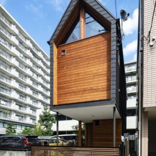 防犯面を考えて、ガレージのシャッターを全面に採用。木材の耐久性を高めるため、軒は深いものとした