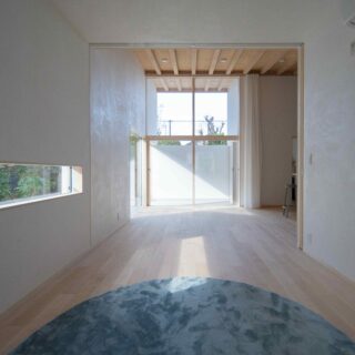 普段は扉を開け、リビングと一体化して使っている多目的室は、壁の中に収納された扉を閉めると、お子さんたちが帰省したときの寝室に。この家になってから帰省の機会も増えたのだとか。